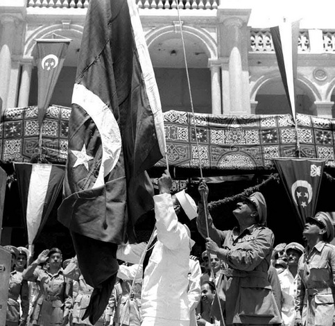 B4_Egypt wikimedia - Nasser Raising_the_flag_over_Port_Said to celebrate British military withdrawal from country June 1956